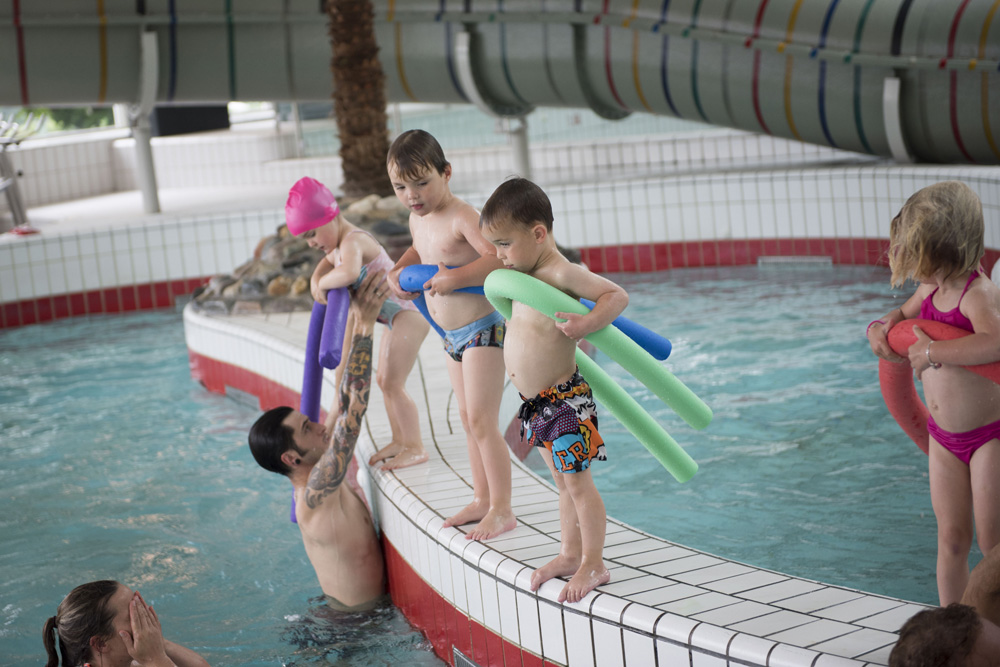 Productiecentrum Discriminerend buste Ouder en kind zwemmen - Zwembad De IJzeren Man