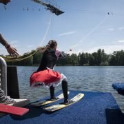 waterskiën of waekboarden bij zwembad en waterskibaan de IJzeren Man