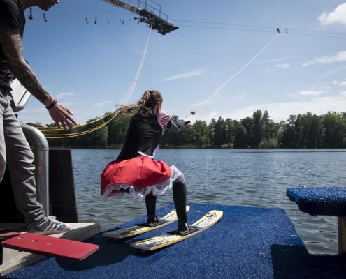 waterskiën of waekboarden bij zwembad en waterskibaan de IJzeren Man