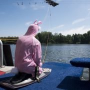 Hilarisch vrijgezellenfeest voor mannen en vrouwen bij waterskibaan de IJzeren Man