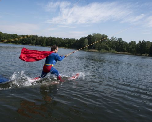 vrijgezellenfeest voor mannen bij zwembad en waterskibaan de IJzeren Man