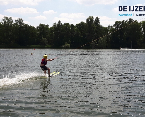 waterskiën met schoolreisje waterskibaan de IJzeren Man