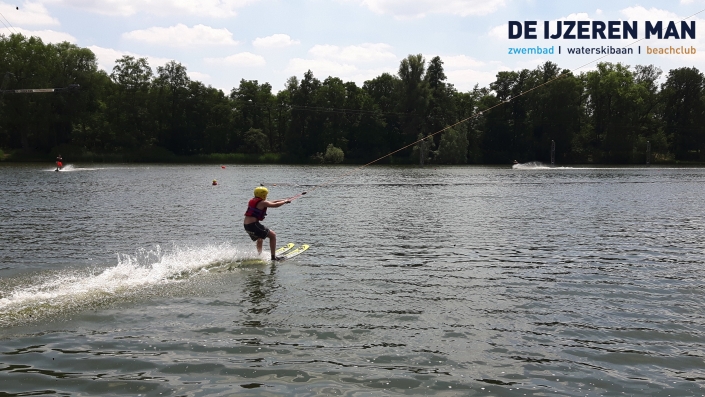 waterskiën met schoolreisje waterskibaan de IJzeren Man